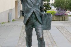 Møre og Romsdal - Ålesund - Kongens gate - Skulptur - Sømmær' på'åst! (Arne Martin Hansen, 1998)