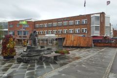 Troms og Finnmark - Alta - Markedsgata - Torget - Skulptur - Skiferarbeideren ved Vossesaksa (Jon Torgersen, 2004)