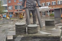 Troms og Finnmark - Alta - Markedsgata - Torget - Skulptur - Skiferarbeideren ved Vossesaksa (Jon Torgersen, 2004)
