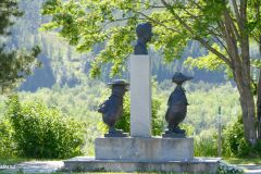 Innlandet - Alvdal - Sentrum - Skulptur - Aukrustmonumentet (Nils Aas, 1989)
