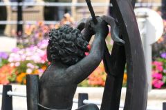 Agder - Arendal - Sentrum - Vesterveien - Skulptur - Seilende amorin (Arne Vinje Gunnerud, 1976)