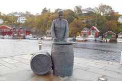 Hordaland - Austevoll - Bekkjarvik - Skulptur Sildajento (Arne Mæland)