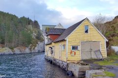 Hordaland - Austevoll - Stolmen - Kvalvåg - Sjøbod foran og Brennevinsboden bak