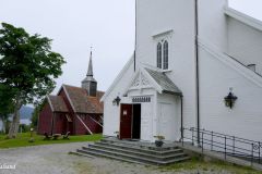 Møre og Romsdal - Averøy - Kvernes - Kvernes stavkirke og "nye" Kvernes kirke nærmest