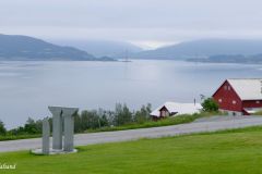 Møre og Romsdal - Averøy - Kvernes - Skulptur - Solur (Rolf Øidvin, 2000) - Gjemnesssundbrua i bakgrunnen