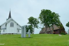 Møre og Romsdal - Averøy - Kvernes - Kvernes stavkirke -  Skulptur - Solur (Rolf Øidvin, 2000)
