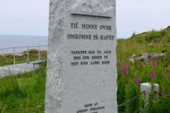 Møre og Romsdal - Averøy - Atlanterhavsveien - Fv64 - Lyngholmen - Skulptur - Til minne om omkomne på havet