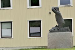Troms og Finnmark - Båtsfjord - Sentrum - Rådhuset - Skulptur - Omkomne på havet