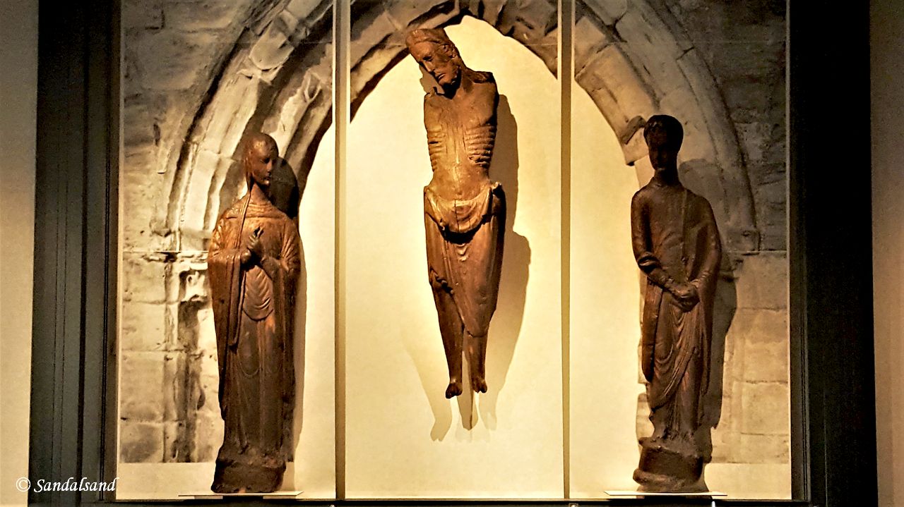 Bergen - Universitetsmuseet i Bergen - Kulturhistorie - Figurer fra Giske kirke - Kristus på korset, omgitt av Maria og Johannes, ca. 1225