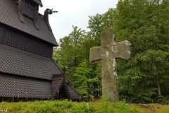 Hordaland - Bergen - Fantoft stavkirke - Steinkors fra Tjora