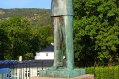 Hordaland - Bergen - Bergenhus festning - Skulptur av Haakon VII