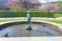 Hordaland - Bergen - Byparken - Skulptur - Sprøytegutten (Sofus Madsen)