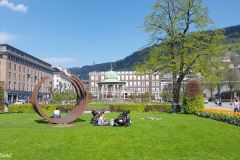 Hordaland - Bergen - Byparken - Skulptur - Sæverudmonumentet (Bernar Venet)