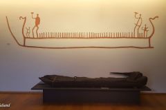 Hordaland - Bergen - Bergens Sjøfartsmuseum - Replika av helleristning og original stokkebåt