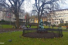 Hordaland - Bergen - Teaterparken - Skulptur - Mor og barn (Gustav Vigeland, 1918)