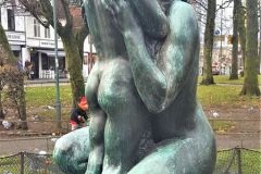 Hordaland - Bergen - Teaterparken - Skulptur - Mor og barn (Gustav Vigeland, 1918)