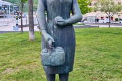 Buskerud - Drammen - Strømsø torg - Skulptur - Pike med eplekurv (Odd Hilt, 1969)