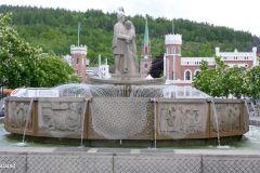 Buskerud - Drammen - Bragernes torg - Skulptur - Sankt Hallvards brønn (Ørnulf Bast, 1952)