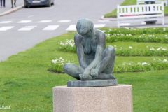 Buskerud - Drammen - Bragernes torg - Skulptur - Sittende kvinne (Arne Durban, 1958)