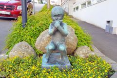 Rogaland - Eigersund - Sentrum - Skulptur - Piken med munnspillet (Kjell Grette Christensen)