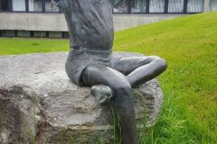 Vestland - Etne - Skulptur - Ung jente (Arne Mæland)