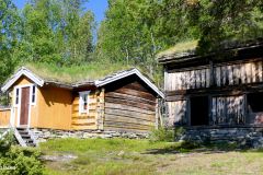 Innlandet - Folldal - Folldal bygdetun - Uppigard Streitlien - Fra venstre Lonaseterstugu og Ryhaugburet