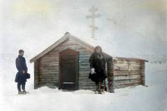 To skoltesamer foran St. Georgs kapell, Neiden, Sør-Varanger, Finnmark, 1904. (Foto: Ellisif Wessel)