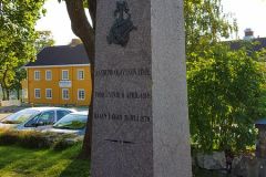 Innlandet - Gran - A.O. Vinjes gravstøtte foran Nikolaikirken