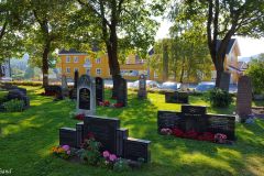 Oppland - Gran - Kirkegården ved Søsterkirkene mot Granavollen Gjestgiveri