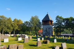 Oppland - Gran - Søsterkirkene - Steintårnet og kirkegården