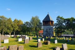 Innlandet - Gran - Søsterkirkene - Steintårnet og kirkegården