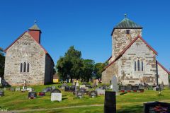 Oppland - Gran - Søsterkirkene - Mariakirken (tv) og Nikolaikirken