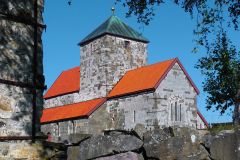 Innlandet - Gran - Søsterkirkene - Nikolaikirken sett fra bak Steintårnet