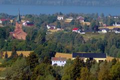 Innlandet - Gran - Utsikt fra Tingelstad Gamle kirke mot (Nye) Tingelstad kirke og Randsfjorden