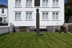 Agder - Grimstad - Sentrum - Ibsenhuset (fredet) - Skulptur - Henrik Ibsen