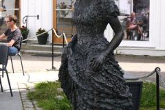 Agder - Grimstad - Sentrum - Bietorvet - Skulptur - Victoria (Nina Sundbye, 2009)