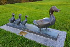 Innlandet - Hamar - Skulptur av andemor foran stasjonen