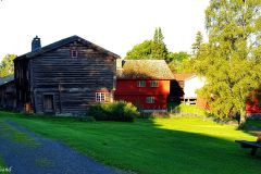 Innlandet - Hamar - Domkirkeodden - Friluftsmuseet - Skøienbygningen til venstre,  og rødmalte Bolstadbygningen