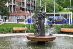 Troms og Finnmark - Hammerfest - Rådhusplassen - Skulptur - Fontenen mor og barn (Ørnulf Bast, 1957)