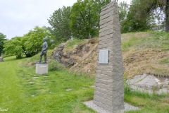 Troms - Harstad - Generalhagen - Minnesmerke over falne under krigen og skulptur av generalmajor Carl Gustav Fleischer (Finn Eriksen)