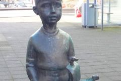 Rogaland - Haugesund - Skulptur - Arild, gutt med seilbåt