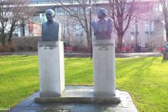Rogaland - Haugesund - Skulptur - Knut Knutsen OAS med frue (Rådhusplassen)