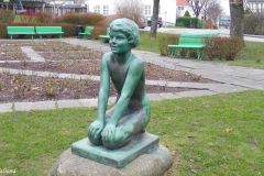 Rogaland - Haugesund - Haugesund Billedgalleri - Skulptur - Pike med hendene på kne