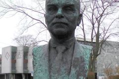 Rogaland - Haugesund - Skulptur - Håkon Magne Wrangell (Vår Frelsers Kirkes menighetshus)