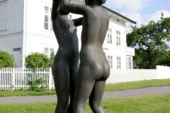 Vestfold - Horten - Karljohansvern - Admiralsboligen - Skulptur - Jorden er vår klode