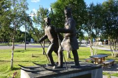 Troms og Finnmark - Karasjok - Skulptur - De to på tur (Aage Gaup, 2012)