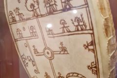 Troms og Finnmark - Karasjok - De Samiske Samlinger (museum) - Runebomme (kopi)