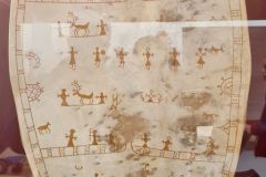 Troms og Finnmark - Karasjok - De Samiske Samlinger (museum) - Runebomme (kopi)