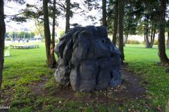 Agder - Kristiansand - Tresse - Barnas Rutpluks skulptur - Gul frosk / Sort hule (Lone Eikeland og Jo R Abusland)