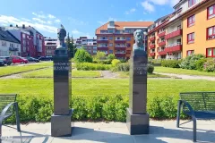 Agder - Kristiansand - Strandpromenaden - Skulptur - Byster av Vilhelm Krag og Thomas P. Krag